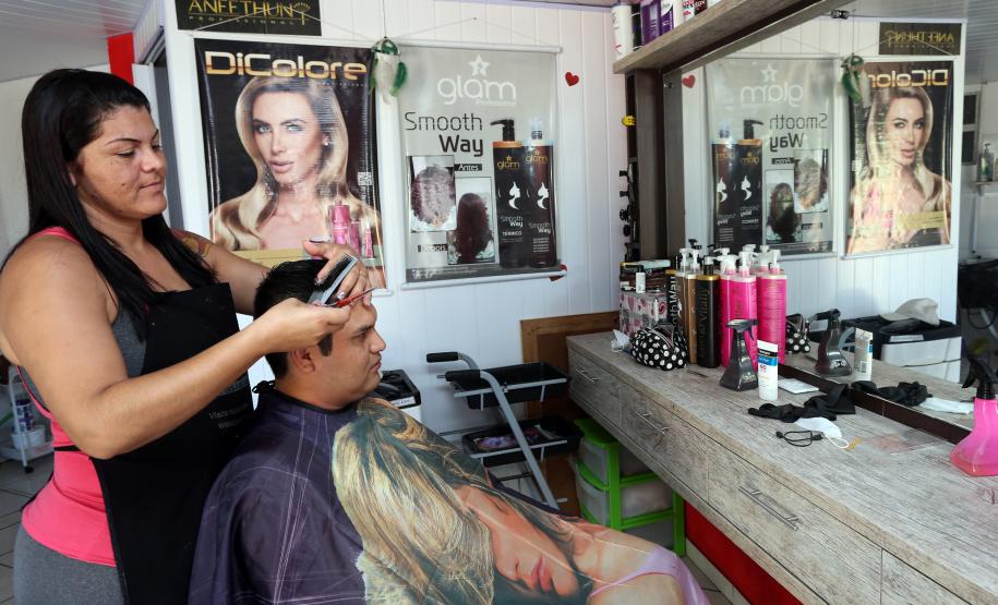 A empreendedora Elisana Lopes de Oliveira é uma das mais novas financiadas pela Fomento Paraná. Ela trabalha como cabeleireira há 15 anos e vive com o marido, o índio da etnia caingangue Carlos Ubiratan dos Santos, na aldeia indígena Kakané Porã, no bairro Campo de Santana, ao sul da cidade.