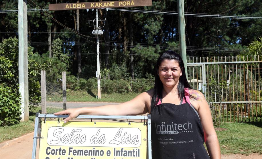 A empreendedora Elisana Lopes de Oliveira é uma das mais novas financiadas pela Fomento Paraná. Ela trabalha como cabeleireira há 15 anos e vive com o marido, o índio da etnia caingangue Carlos Ubiratan dos Santos, na aldeia indígena Kakané Porã, no bairro Campo de Santana, ao sul da cidade.