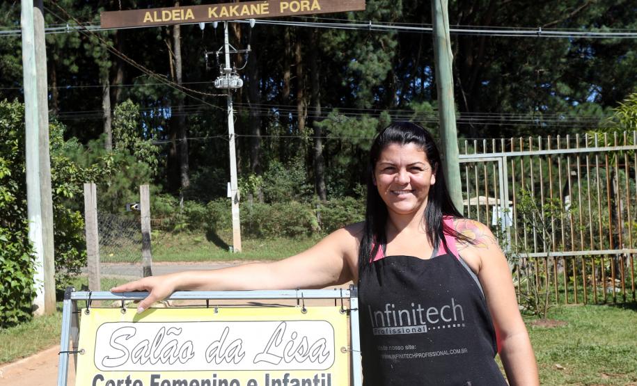A empreendedora Elisana Lopes de Oliveira é uma das mais novas financiadas pela Fomento Paraná. Ela trabalha como cabeleireira há 15 anos e vive com o marido, o índio da etnia caingangue Carlos Ubiratan dos Santos, na aldeia indígena Kakané Porã, no bairro Campo de Santana, ao sul da cidade.