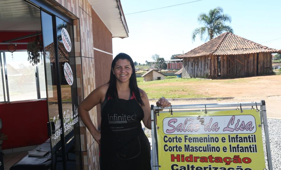 A empreendedora Elisana Lopes de Oliveira é uma das mais novas financiadas pela Fomento Paraná. Ela trabalha como cabeleireira há 15 anos e vive com o marido, o índio da etnia caingangue Carlos Ubiratan dos Santos, na aldeia indígena Kakané Porã, no bairro Campo de Santana, ao sul da cidade.