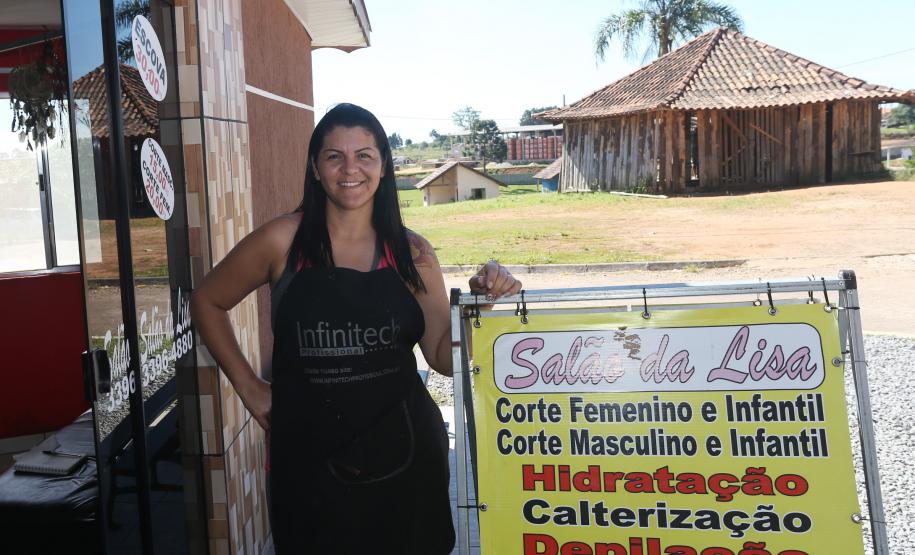 A empreendedora Elisana Lopes de Oliveira é uma das mais novas financiadas pela Fomento Paraná. Ela trabalha como cabeleireira há 15 anos e vive com o marido, o índio da etnia caingangue Carlos Ubiratan dos Santos, na aldeia indígena Kakané Porã, no bairro Campo de Santana, ao sul da cidade.