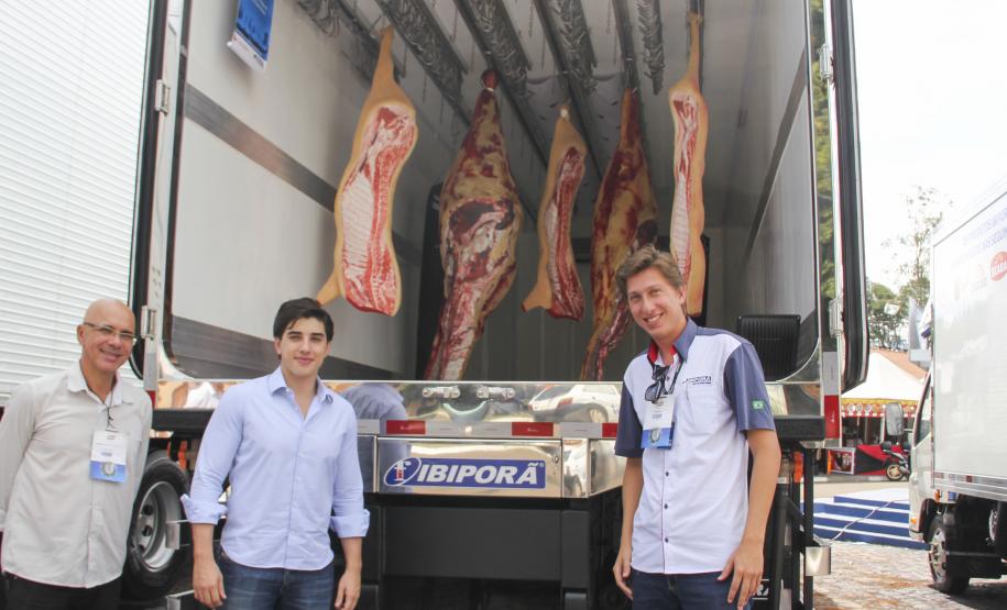 O diretor de Mercado e Relações Institucionais da Fomento Paraná, Luiz Renato Hauly, com empreendedores que desenvolveram um sistema inovador para carregar e descarregar a carne de caminhões frigorificados.