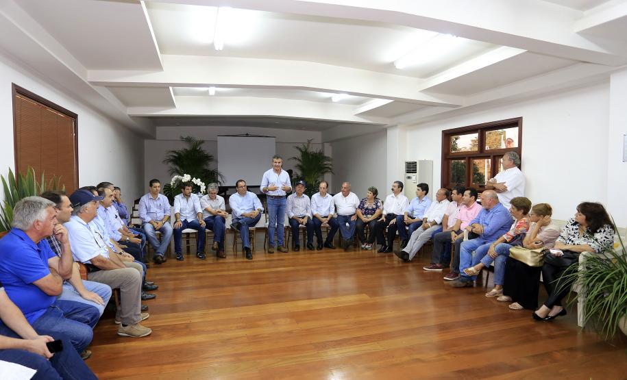 O diretor de Mercado e Relações Institucionais da Fomento Paraná, Luiz Renato Hauly, acompanha o governador Beto Richa em conversa a expositores e produtores rurais, durante a ExpoLondrina.