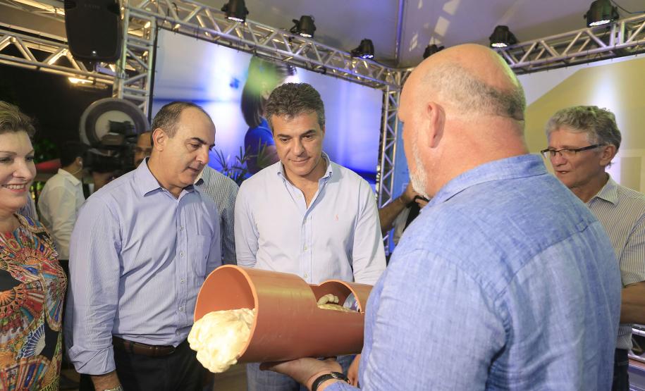 O diretor de Mercado e Relações Institucionais da Fomento Paraná, Luiz Renato Hauly, acompanha o governador Beto Richa em visita a expositores da ExpoLondrina.