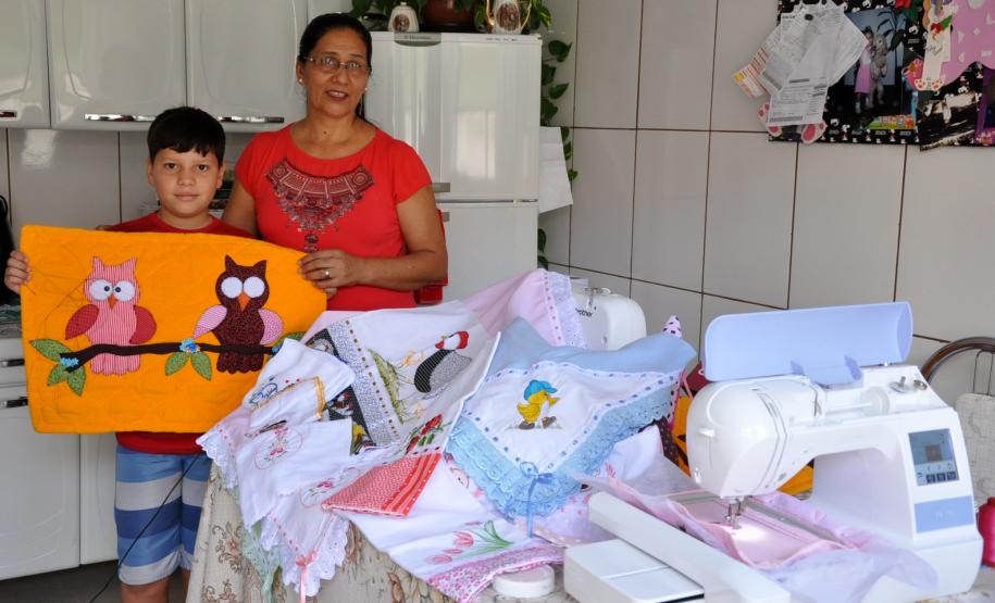 Marlene e o filho mostram um dos trabalhos feitos com as novas máquinas.