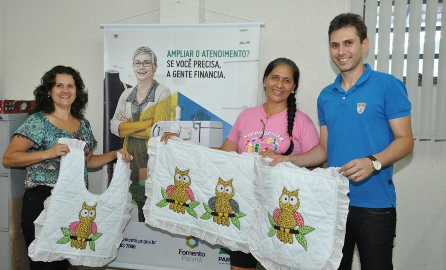 Os agentes da Fomento Paraná Lucimara Grego e Marcelo Vieira com a empreendedora e os produtos comercializdos.