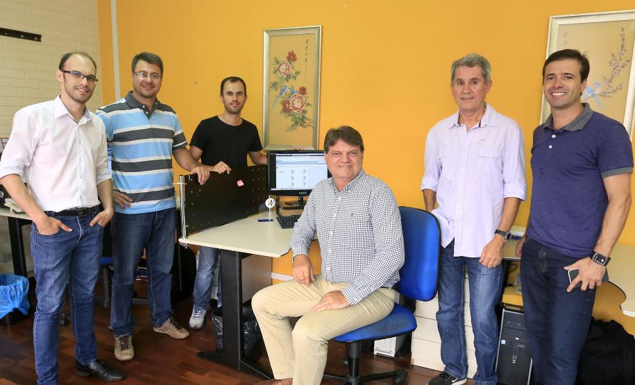 WNI Soluções Wireless e Conectividade, investiu os recursos captados na Fomento Paraná, no sistema Dashboard Multioperadora. N/F: presidente da WNI, Nóbile Scandelari Jr. Na foto, equipe que desenvolveu o sistema.