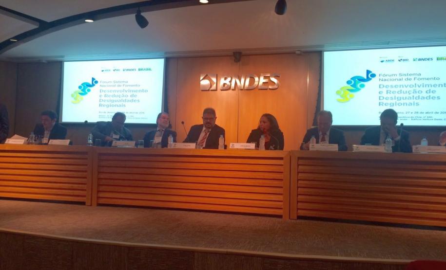 Fomento Paraná participa do Fórum Sistema Nacional de Fomento Fórum Sistema Nacional de Fomento, promovido pela Associação Brasileira de Instituições Financeiras de Desenvolvimento (ABDE), no Rio de Janeiro, debate Desenvolvimento e Redução das Desigualdades Regionais. Juraci Barbosa, presidente da Fomento Paraná, participa da mesa de debates.