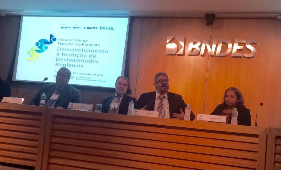 Fomento Paraná participa do Fórum Sistema Nacional de Fomento Fórum Sistema Nacional de Fomento, promovido pela Associação Brasileira de Instituições Financeiras de Desenvolvimento (ABDE), no Rio de Janeiro, debate Desenvolvimento e Redução das Desigualdades Regionais. Juraci Barbosa, presidente da Fomento Paraná, participa da mesa de debates.