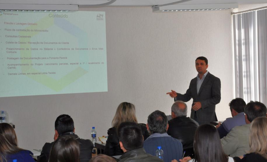 A Fomento Paraná conclui nesta sexta-feira (29) a capacitação de uma nova turma de agentes de crédito. São 49 pessoas que atuam em prefeituras e outras instituições parceiras em todo o Paraná. No total, são 45 municípios representados nessa turma.