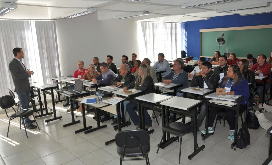 A Fomento Paraná conclui nesta sexta-feira (29) a capacitação de uma nova turma de agentes de crédito. São 49 pessoas que atuam em prefeituras e outras instituições parceiras em todo o Paraná. No total, são 45 municípios representados nessa turma.