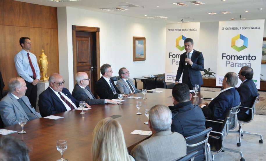 O governador Beto Richa anunciou nesta segunda-feira, 2/5, o lançamento de uma nova linha de microcrédito especial da Fomento Paraná, com limite de até R$ 20 mil em capital de giro. Richa também autorizou o aumento do limite para operações de microcrédito para pessoa física, de R$ 7,5 mil para R$ 10 mil, e para pessoa jurídica (MEI e microempresas), de R$ 15 mil para R$ 20 mil.