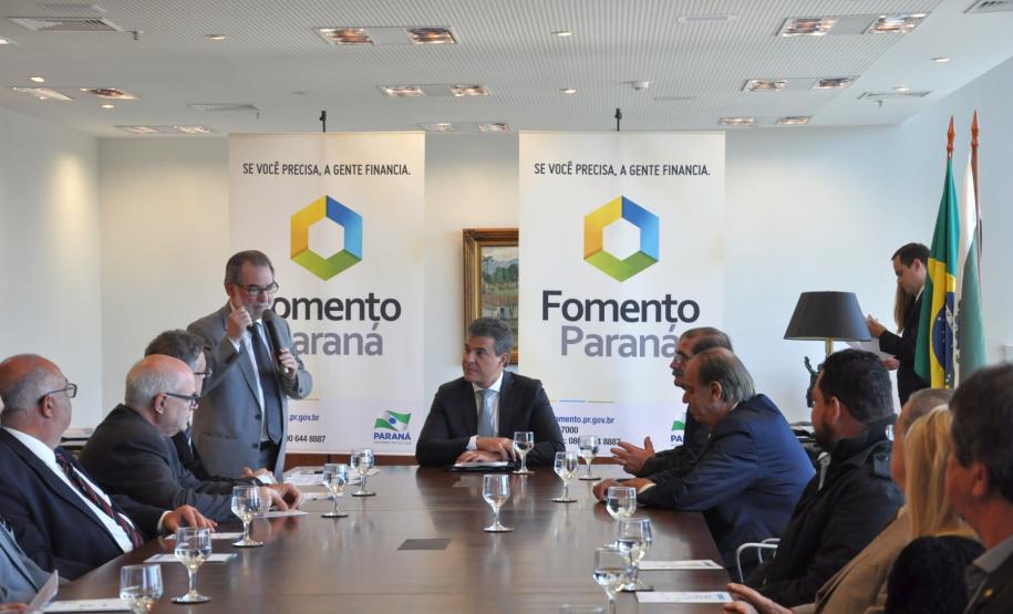 O governador Beto Richa anunciou nesta segunda-feira, 2/5, o lançamento de uma nova linha de microcrédito especial da Fomento Paraná, com limite de até R$ 20 mil em capital de giro. Richa também autorizou o aumento do limite para operações de microcrédito para pessoa física, de R$ 7,5 mil para R$ 10 mil, e para pessoa jurídica (MEI e microempresas), de R$ 15 mil para R$ 20 mil.