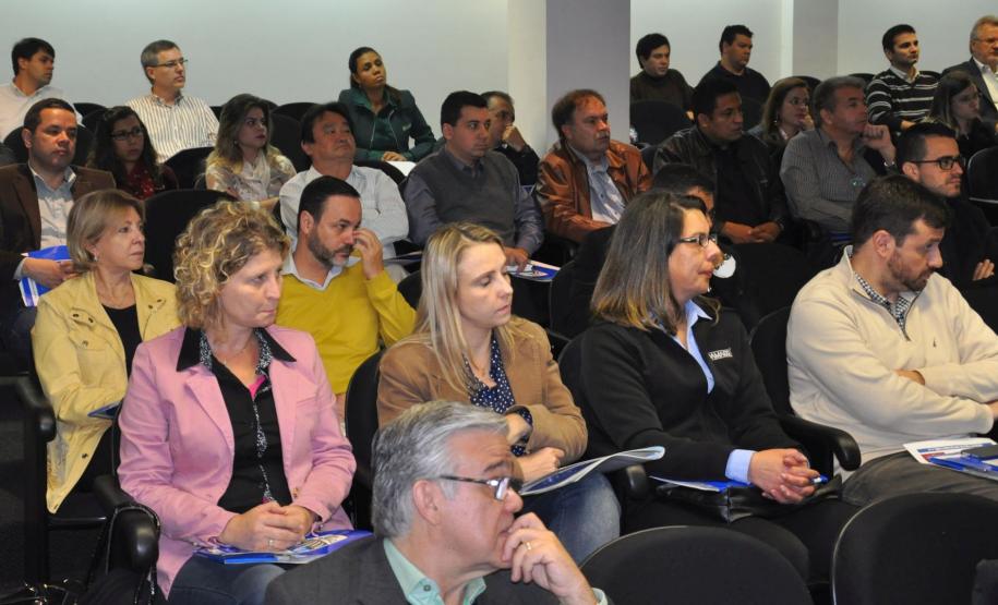 Palestra de técnico da Fomento Paraná durante o workshop "Linhas de Financiamento para 2016", promovido pela Abimaq, em Curitiba.
