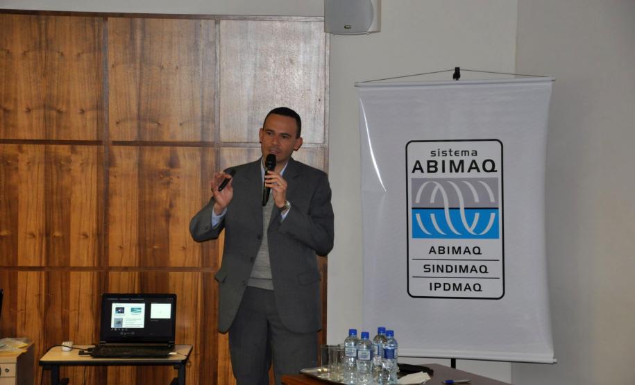 Palestra de técnico da Fomento Paraná durante o workshop "Linhas de Financiamento para 2016", promovido pela Abimaq, em Curitiba.