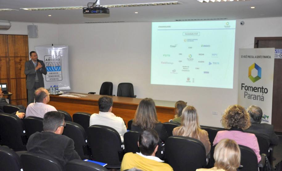 Palestra de técnico da Fomento Paraná durante o workshop "Linhas de Financiamento para 2016", promovido pela Abimaq, em Curitiba.
