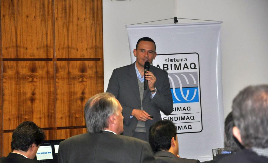 Palestra de técnico da Fomento Paraná durante o workshop "Linhas de Financiamento para 2016", promovido pela Abimaq, em Curitiba.