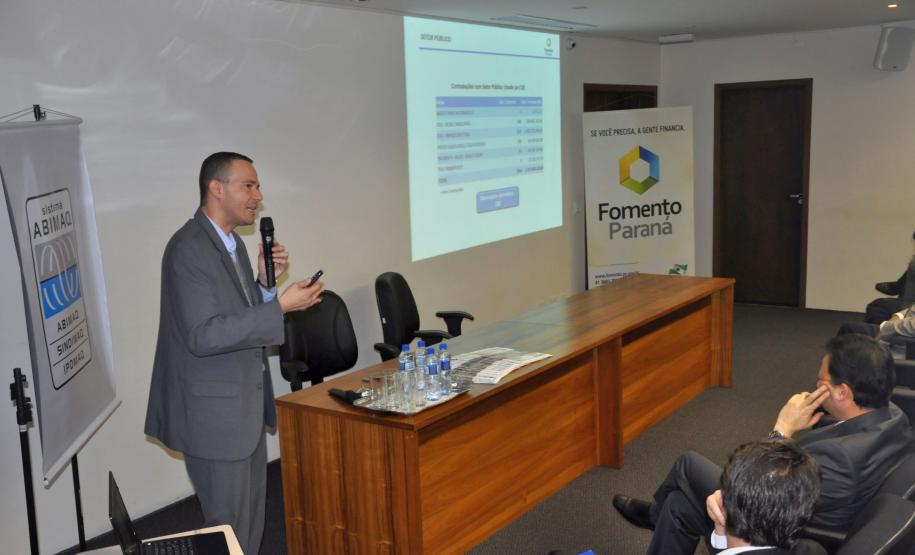 Palestra de técnico da Fomento Paraná durante o workshop "Linhas de Financiamento para 2016", promovido pela Abimaq, em Curitiba.