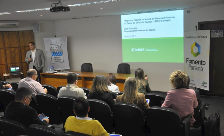 Palestra de técnico do BNDES durante o workshop "Linhas de Financiamento para 2016", promovido pela Abimaq, em Curitiba.