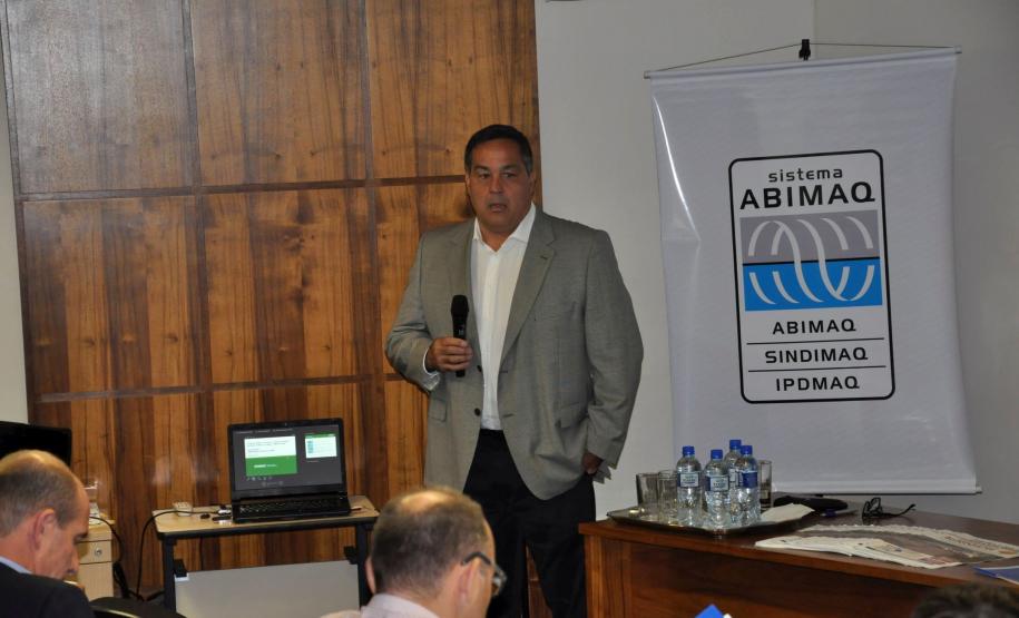 Palestra de técnico do BNDES durante o workshop "Linhas de Financiamento para 2016", promovido pela Abimaq, em Curitiba.