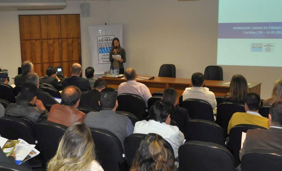 Palestra de técnico do BNDES durante o workshop "Linhas de Financiamento para 2016", promovido pela Abimaq, em Curitiba.