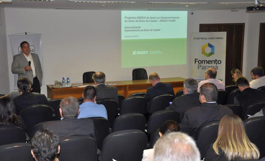Palestra de técnico do BNDES durante o workshop "Linhas de Financiamento para 2016", promovido pela Abimaq, em Curitiba.