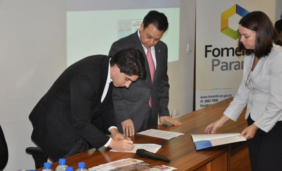 A Fomento Paraná firmou um Acordo de Cooperação Técnica com a Associação Brasileira da Indústria de Máquinas e Equipamentos (Abimaq), nesta segunda-feira (16). A assinatura aconteceu durante o workshop "Linhas de Financiamento para 2016", promovido pela Abimaq, em Curitiba.