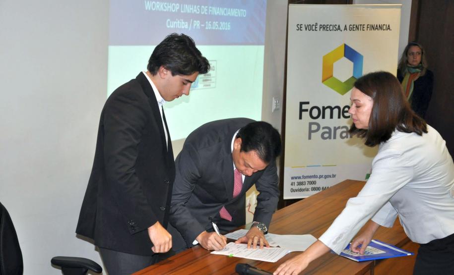 A Fomento Paraná firmou um Acordo de Cooperação Técnica com a Associação Brasileira da Indústria de Máquinas e Equipamentos (Abimaq), nesta segunda-feira (16). A assinatura aconteceu durante o workshop "Linhas de Financiamento para 2016", promovido pela Abimaq, em Curitiba.