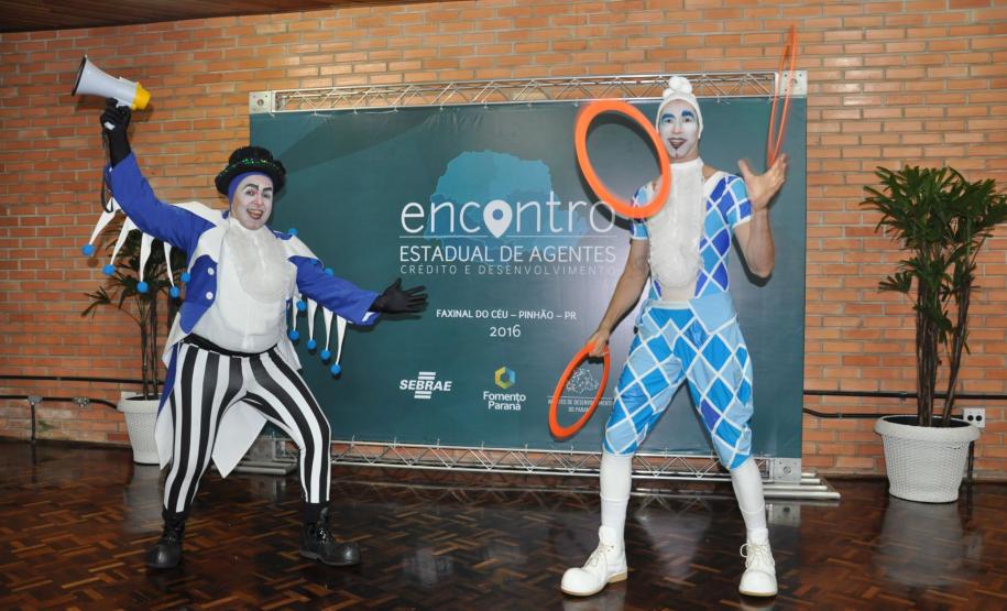 Palhaços do Circo Vox, de São Paulo, fazem o entretenimento do evento.