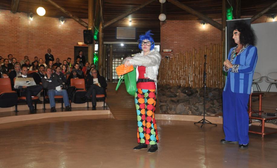 Palhaços do Circo Vox, de São Paulo, fazem o entretenimento do evento.