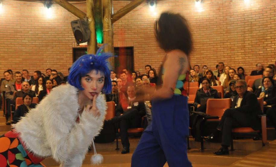 Palhaços do Circo Vox, de São Paulo, fazem o entretenimento do evento.