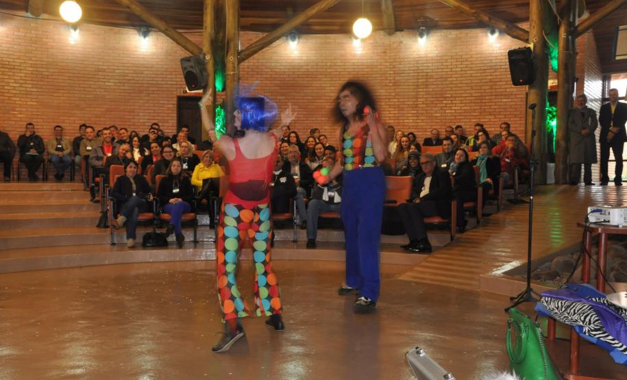 Palhaços do Circo Vox, de São Paulo, fazem o entretenimento do evento.