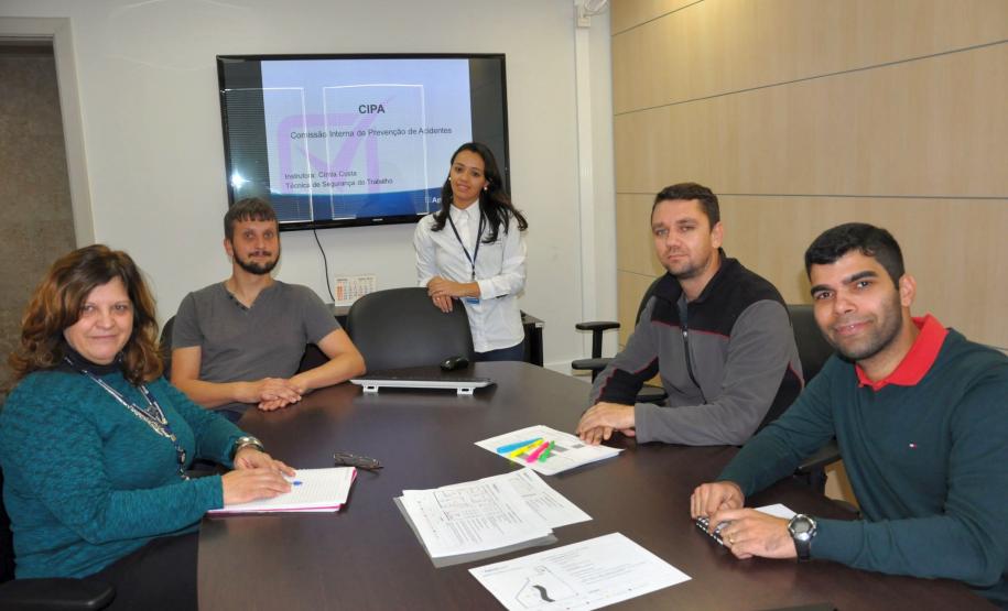 Os integrantes da recém instalada Comissão Interna de Prevenção de Acidentes (CIPA 2016/2017) da FOMENTO PARANÁ iniciam fase de treinamento para integração e aprofundamento de conhecimentos.