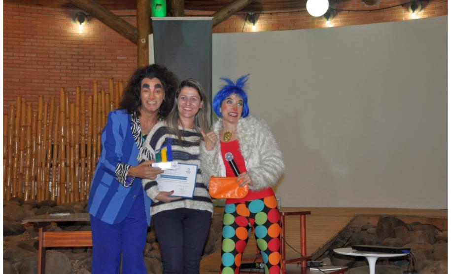 Vencedores do Prêmio Fomento Paraná e Sebrae-PR de Microcrédito As prefeituras de Marechal Cândido Rondon, Foz do Iguaçu e Querência foram as vencedoras do Prêmio Fomento Paraná e Sebrae-PR de Microcrédito, respectivamente nas categorias Produção, Qualidade e Desenvolvimento Local.
Na imagem, Sandra Costa, agente de crédito em Cianorte, recebe o prêmio de 2º lugar na categoria Qualidade.