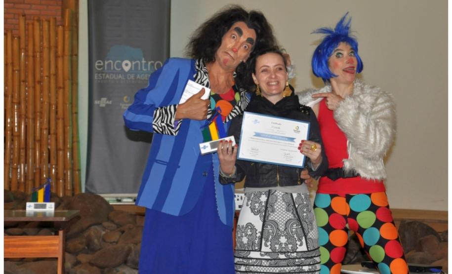 Vencedores do Prêmio Fomento Paraná e Sebrae-PR de Microcrédito As prefeituras de Marechal Cândido Rondon, Foz do Iguaçu e Querência foram as vencedoras do Prêmio Fomento Paraná e Sebrae-PR de Microcrédito, respectivamente nas categorias Produção, Qualidade e Desenvolvimento Local.
Na imagem, representante do agente de crédito de Pato Branco, Ademar Bertol, recebe o prêmio de 2º lugar na categoria Produção.