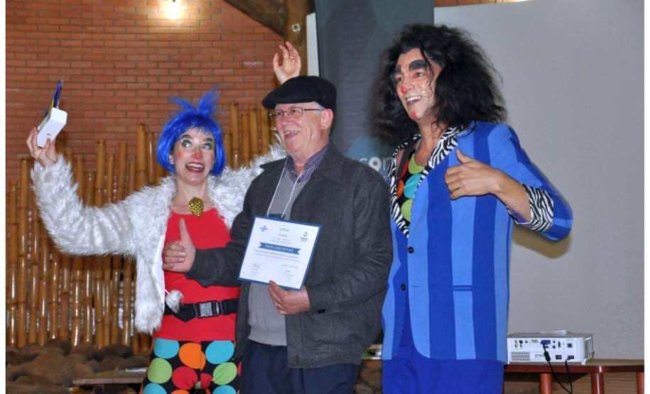 Vencedores do Prêmio Fomento Paraná e Sebrae-PR de Microcrédito As prefeituras de Marechal Cândido Rondon, Foz do Iguaçu e Querência foram as vencedoras do Prêmio Fomento Paraná e Sebrae-PR de Microcrédito, respectivamente nas categorias Produção, Qualidade e Desenvolvimento Local.
Na imagem, Itacir Rovaris, agente de crédito em Francisco Beltrão, recebe o prêmio de 3º lugar na categoria Produção.