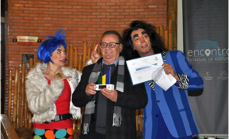 Vencedores do Prêmio Fomento Paraná e Sebrae-PR de Microcrédito As prefeituras de Marechal Cândido Rondon, Foz do Iguaçu e Querência foram as vencedoras do Prêmio Fomento Paraná e Sebrae-PR de Microcrédito, respectivamente nas categorias Produção, Qualidade e Desenvolvimento Local.
Na imagem, Otto Haab, agente de crédito em Marechal Cândido Rondon, recebe o prêmio de 1º lugar na categoria Produção.