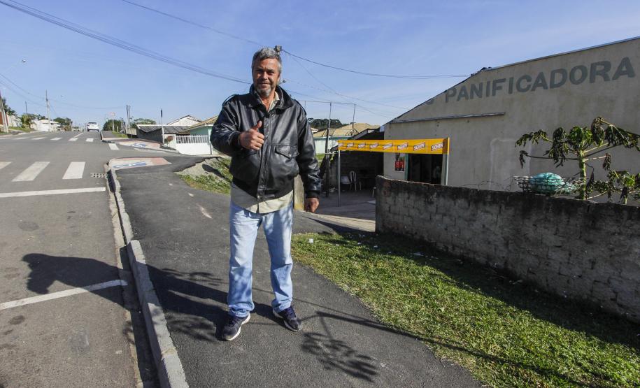 Arlei Lipinski, proprietário de panificadora Bela Massa, que fica na rua Ernesto Cortelette Beli, bairro Jardim da Campina. A via foi pavimentada com financiamento do SFM, com recursos da Fomento Paraná. Campina Grande do Sul. Foto: Pedro Ribas/ANPr