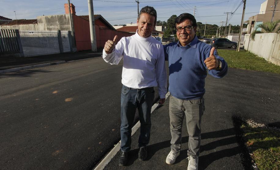 O engenheiro Odorico Bandeira de Lima Junior (esq.) e o secretário de Projetos e Engenharia da Prefeitura de Campina Grande do Sul, Levi Camargo.  Eles estão na rua Alderico Bandeira de Lima, pavimentada financiada com recursos da Fomento Paraná. Campina Grande do Sul. Foto: Pedro Ribas/ANPr