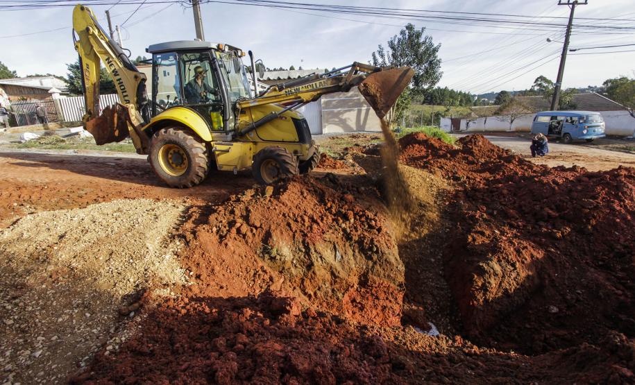 Pavimentação da rua Willian Fernando Lunardon, no Jardim Nesita, Campina Grande do Sul. As obras na rua são financiadas com recursos da Fomento Paraná. Foto: Pedro Ribas/ANPr