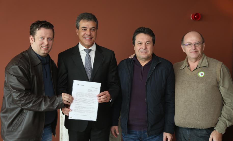 Financiamento do Governo do Estado, por meio da Fomento Paraná permitirá que o município chegue a 100% das vias urbanas asfaltadas. O prefeito Darlan Scalco agradeceu ao governador Beto Richa pela parceria do governo com o município.