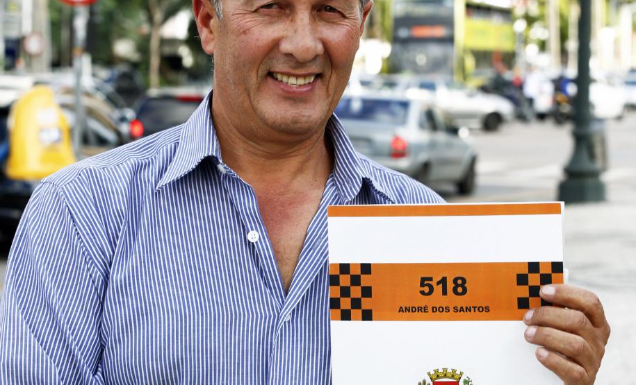 O taxista André dos Santos, adquiriu seu táxi por meio de um financiamento concedido pela Fomento Paraná, na linha Banco do Empreendedor Taxistas.
