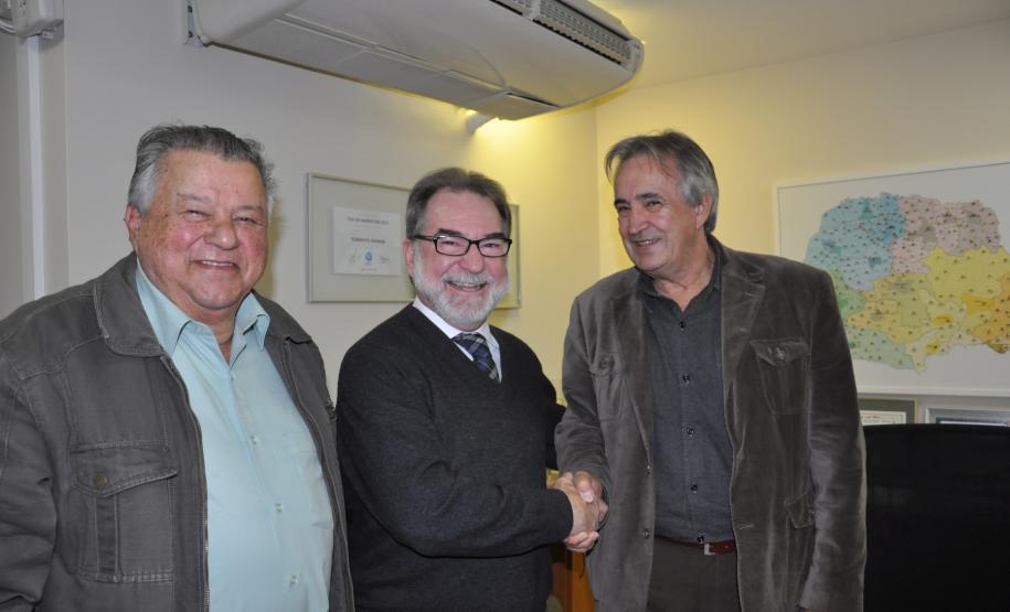 O presidente da Fomento Paraná, Juraci Barbosa (centro), recebeu o presidente da Associação das Centrais de Rádio Táxi (Acert), Luiz Carlos Kubitzki, o vereador curitibano Jairo Marcelino (esq) e os representantes de centrais de rádio táxi Maurício Pereira (Rádio Táxi Capital); Juarez dos Santos (Radio Táxi Pinhais); e Reinaldo Molletta (Cooperativa Aerotáxi, de São José dos Pinhais).