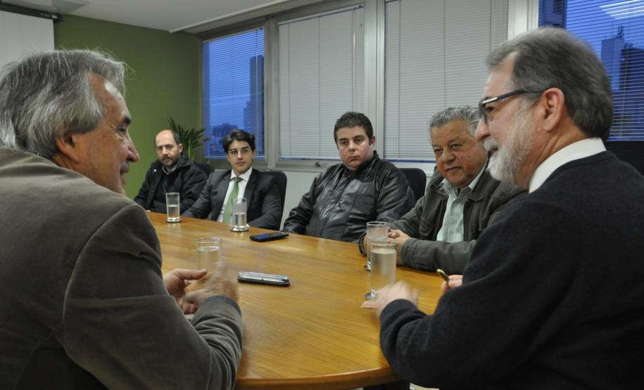 O presidente da Fomento Paraná, Juraci Barbosa, recebeu o presidente da Associação das Centrais de Rádio Táxi (Acert), Luiz Carlos Kubitzki, o vereador curitibano Jairo Marcelino e os representantes de centrais de rádio táxi Maurício Pereira (Rádio Táxi Capital); Juarez dos Santos (Radio Táxi Pinhais); e Reinaldo Molletta (Cooperativa Aerotáxi, de São José dos Pinhais).