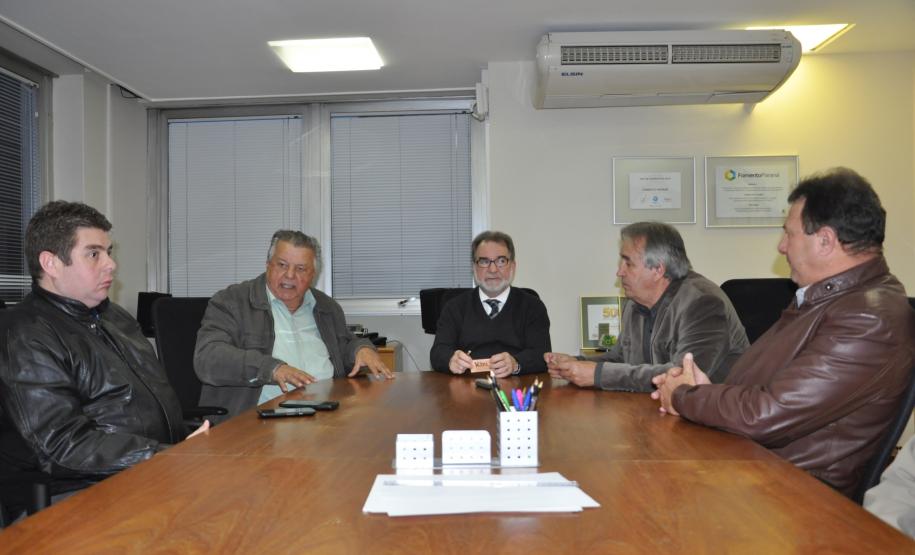 O presidente da Fomento Paraná, Juraci Barbosa (centro), recebeu o presidente da Associação das Centrais de Rádio Táxi (Acert), Luiz Carlos Kubitzki, o vereador curitibano Jairo Marcelino (esq) e os representantes de centrais de rádio táxi Maurício Pereira (Rádio Táxi Capital); Juarez dos Santos (Radio Táxi Pinhais); e Reinaldo Molletta (Cooperativa Aerotáxi, de São José dos Pinhais).