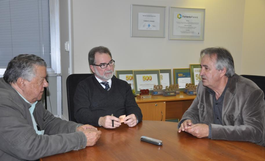 O presidente da Fomento Paraná, Juraci Barbosa (centro), recebeu o presidente da Associação das Centrais de Rádio Táxi (Acert), Luiz Carlos Kubitzki, o vereador curitibano Jairo Marcelino (esq) e os representantes de centrais de rádio táxi Maurício Pereira (Rádio Táxi Capital); Juarez dos Santos (Radio Táxi Pinhais); e Reinaldo Molletta (Cooperativa Aerotáxi, de São José dos Pinhais).