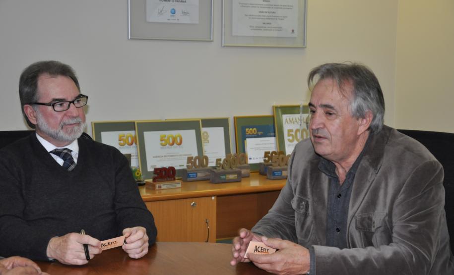 O presidente da Fomento Paraná, Juraci Barbosa, recebeu o presidente da Associação das Centrais de Rádio Táxi (Acert), Luiz Carlos Kubitzki, o vereador curitibano Jairo Marcelino e os representantes de centrais de rádio táxi Maurício Pereira (Rádio Táxi Capital); Juarez dos Santos (Radio Táxi Pinhais); e Reinaldo Molletta (Cooperativa Aerotáxi, de São José dos Pinhais).