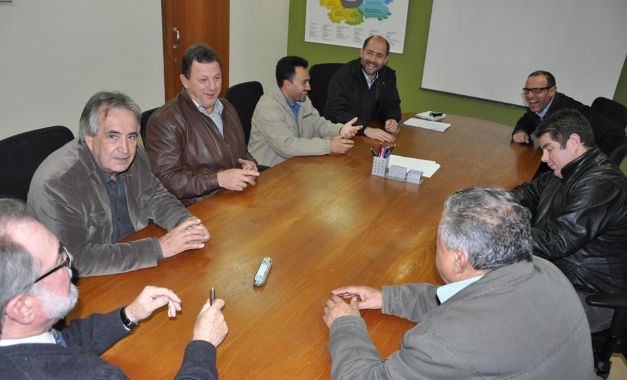 O presidente da Fomento Paraná, Juraci Barbosa, recebeu o presidente da Associação das Centrais de Rádio Táxi (Acert), Luiz Carlos Kubitzki, o vereador curitibano Jairo Marcelino e os representantes de centrais de rádio táxi Maurício Pereira (Rádio Táxi Capital); Juarez dos Santos (Radio Táxi Pinhais); e Reinaldo Molletta (Cooperativa Aerotáxi, de São José dos Pinhais).