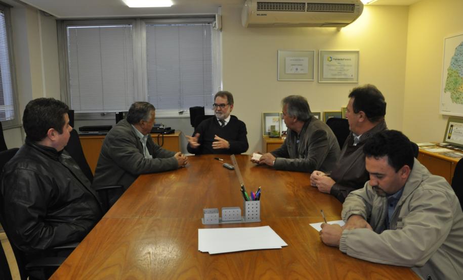 O presidente da Fomento Paraná, Juraci Barbosa, recebeu o presidente da Associação das Centrais de Rádio Táxi (Acert), Luiz Carlos Kubitzki, o vereador curitibano Jairo Marcelino e os representantes de centrais de rádio táxi Maurício Pereira (Rádio Táxi Capital); Juarez dos Santos (Radio Táxi Pinhais); e Reinaldo Molletta (Cooperativa Aerotáxi, de São José dos Pinhais).