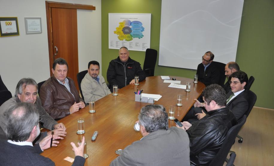 O presidente da Fomento Paraná, Juraci Barbosa, recebeu o presidente da Associação das Centrais de Rádio Táxi (Acert), Luiz Carlos Kubitzki, o vereador curitibano Jairo Marcelino e os representantes de centrais de rádio táxi Maurício Pereira (Rádio Táxi Capital); Juarez dos Santos (Radio Táxi Pinhais); e Reinaldo Molletta (Cooperativa Aerotáxi, de São José dos Pinhais).